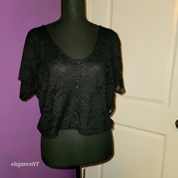 Forever 21 Tops - Foreever 21 Black Crop Lace  Style Top with V-Neck and Short Sleeves sz: 1X NWT